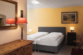 Golden Roof Apartments by Penz