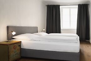 Golden Roof Apartments by Penz