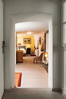 Golden Roof Apartments by Penz