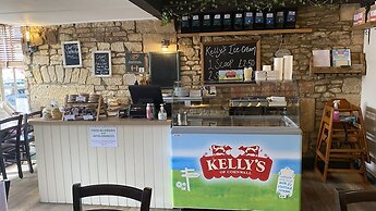 Priory Tearooms Burford With Rooms