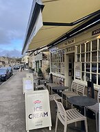 Priory Tearooms Burford With Rooms