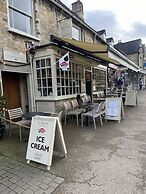 Priory Tearooms Burford With Rooms