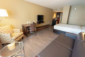Hôtel Must –  Aéroport de Québec par JARO