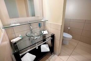 Hôtel Must –  Aéroport de Québec par JARO
