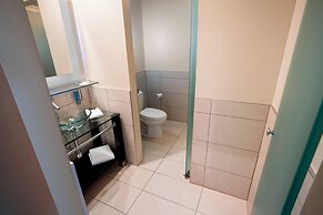 Hôtel Must –  Aéroport de Québec par JARO