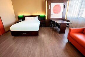 Hôtel Must –  Aéroport de Québec par JARO