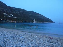 Ilianthos Apartments & Studios