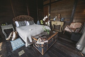 Absolute Beachfront Romantic Villa Laut