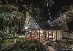 Absolute Beachfront Romantic Villa Laut