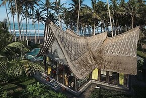 Absolute Beachfront Romantic Villa Laut