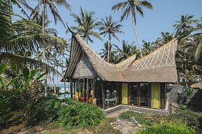 Absolute Beachfront Romantic Villa Laut