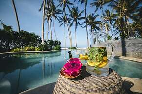Absolute Beachfront Romantic Villa Laut