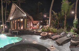 Absolute Beachfront Romantic Villa Laut