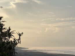 Absolute Beachfront Romantic Villa Laut