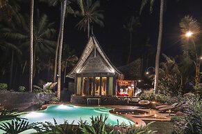 Absolute Beachfront Romantic Villa Laut