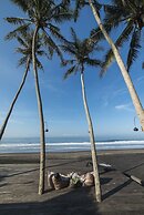 Absolute Beachfront Romantic Villa Laut