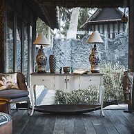 Absolute Beachfront Romantic Villa Laut