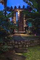 Absolute Beachfront Romantic Villa Laut