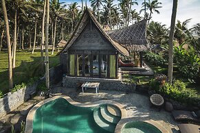 Absolute Beachfront Romantic Villa Laut