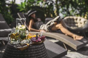 Absolute Beachfront Romantic Villa Laut