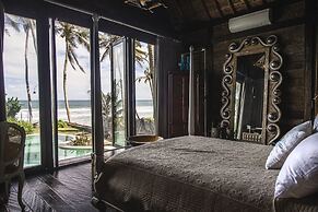 Absolute Beachfront Romantic Villa Laut