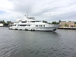 Manhattan Tower Apartment Hotel