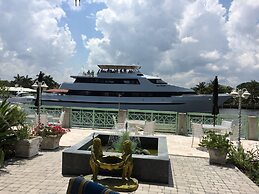 Manhattan Tower Apartment Hotel