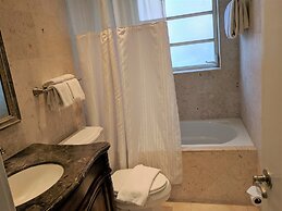 Manhattan Tower Apartment Hotel