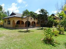 Anse Kerlan Beach Chalets