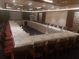 Seven Roses Hotel