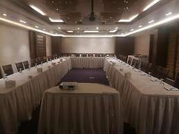 Seven Roses Hotel