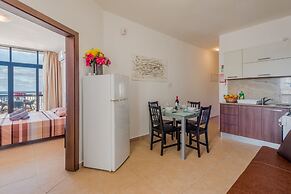 Seashells 2 bedroom Apartment with sunny terrace with stunning panoram