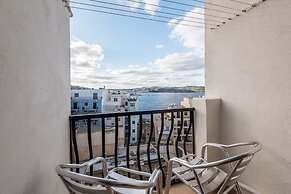 Seashells 2 bedroom Apartment with sunny terrace with stunning panoram