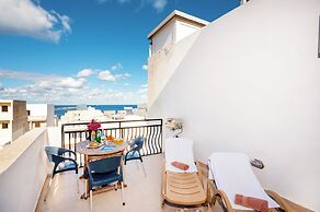 Seashells 2 bedroom Apartment with sunny terrace with stunning panoram
