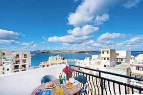 Seashells 2 bedroom Apartment with sunny terrace with stunning panoram