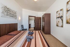 Seashells 2 bedroom Apartment with sunny terrace with stunning panoram