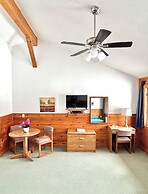 Quiet Bay: Lakeside Escape