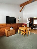 Quiet Bay: Lakeside Escape