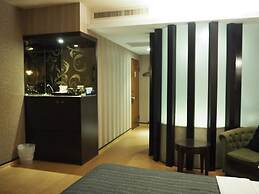 The Riverside Hotel & Motel