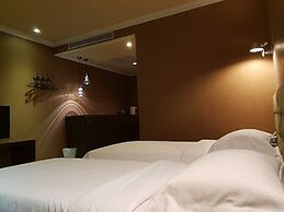 The Riverside Hotel & Motel