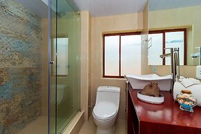 Friends Hotel & Rooftop - Historic Center & Museums