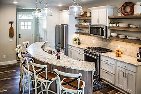 Quarterdeck Resort & Restaurant