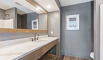 Quarterdeck Resort & Restaurant