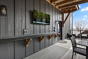 Quarterdeck Resort & Restaurant