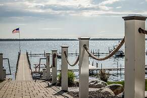 Quarterdeck Resort & Restaurant