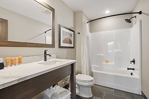 Quarterdeck Resort & Restaurant