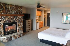 Quarterdeck Resort & Restaurant