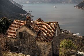 Step to Kotor bay Stoliv