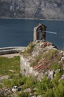 Step to Kotor bay Stoliv