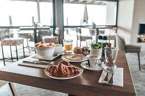 Oasis Punt-West Hotel & Beach Resort